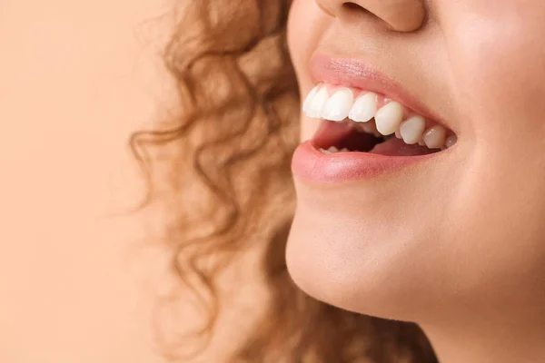 Mujer Feliz Con Dientes Sanos Sobre Fondo Color Primer Plano —  Fotos de Stock