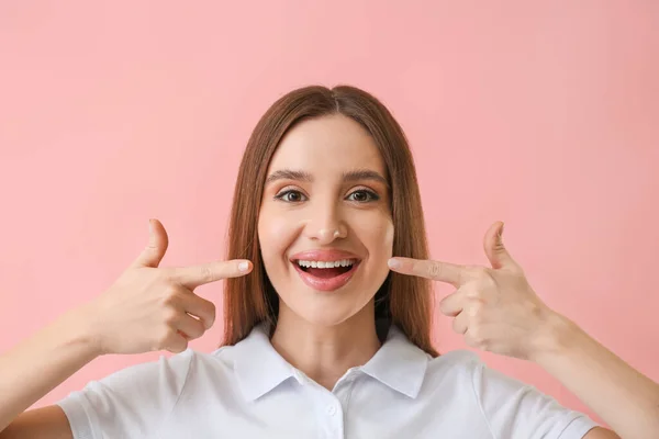 Mujer Joven Con Hermosa Sonrisa Fondo Color — Foto de Stock