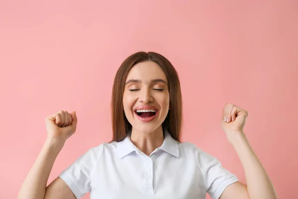 Gelukkig Jong Vrouw Met Mooie Glimlach Kleur Achtergrond — Stockfoto