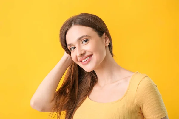 Ung Kvinna Med Vackert Leende Färg Bakgrund — Stockfoto