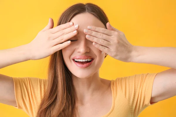 Jovem Com Belo Sorriso Fundo Cor — Fotografia de Stock