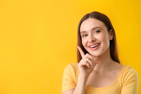 Jovem Com Belo Sorriso Fundo Cor — Fotografia de Stock