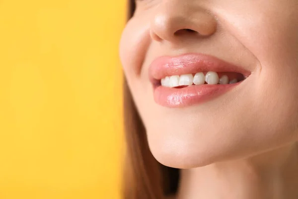 Mujer Joven Con Hermosa Sonrisa Fondo Color Primer Plano —  Fotos de Stock