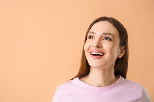 Young Woman Beautiful Smile Color Background — Stock Photo, Image