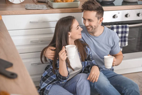 Pareja Joven Tomando Juntos Cocina —  Fotos de Stock