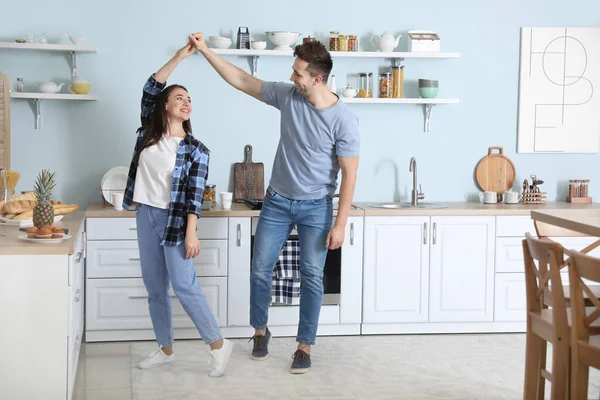 Jeune Couple Dansant Dans Cuisine — Photo