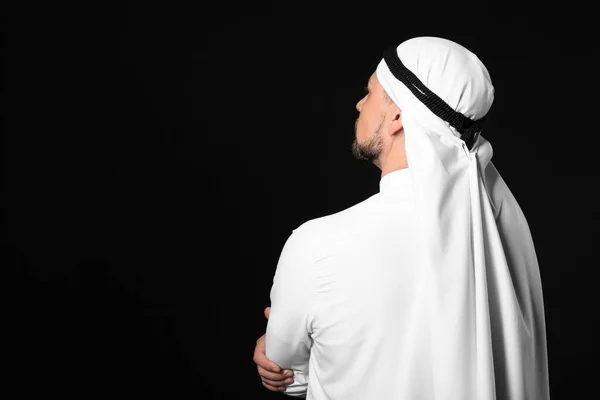 Hombre Árabe Guapo Sobre Fondo Oscuro — Foto de Stock