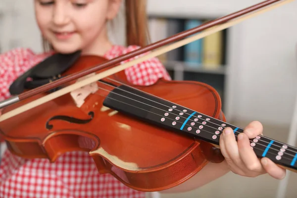 Kleines Mädchen Spielt Geige Musikschule — Stockfoto
