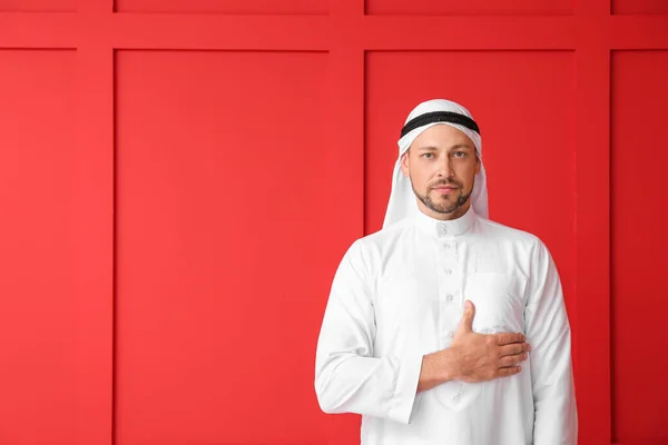 Bello Arabo Uomo Sfondo Colore — Foto Stock