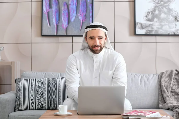 Hombre Árabe Guapo Con Portátil Casa — Foto de Stock