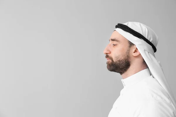 Hombre Árabe Guapo Sobre Fondo Gris — Foto de Stock