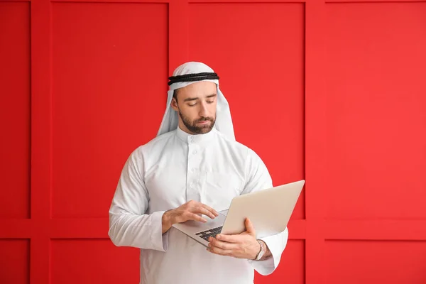 Hombre Árabe Guapo Con Portátil Fondo Color — Foto de Stock