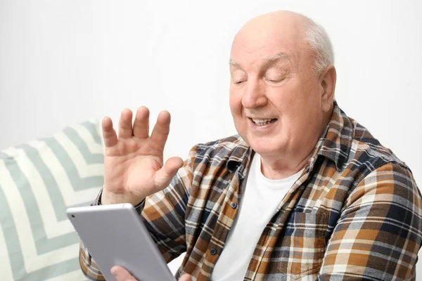 Retrato Homem Idoso Com Tablet Casa — Fotografia de Stock