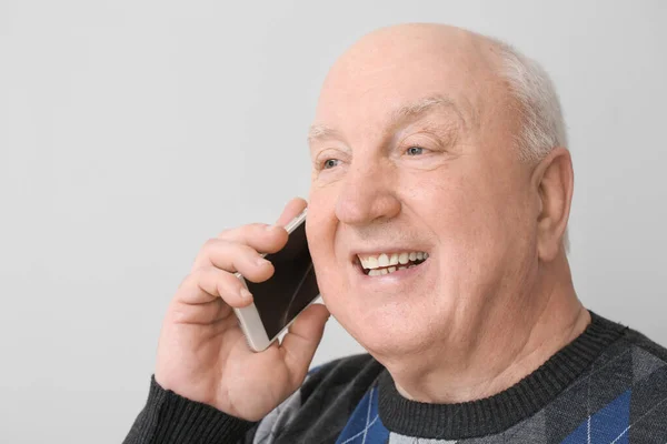 Retrato Homem Idoso Falando Por Telefone Fundo Claro — Fotografia de Stock