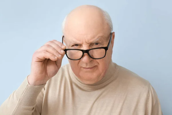 Retrato Anciano Enojado Sobre Fondo Color — Foto de Stock