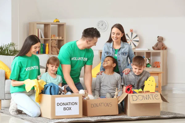 Volontari Con Donazioni Bambini Casa Orfana — Foto Stock