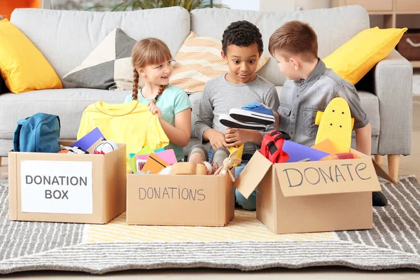 Niños Pequeños Con Donaciones Casa Huérfana — Foto de Stock