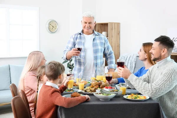 Familia Celebrando Día Acción Gracias Casa — Foto de Stock