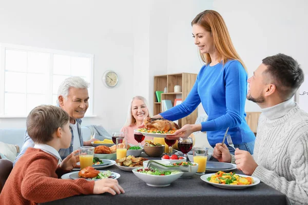 Familia Celebrando Día Acción Gracias Casa —  Fotos de Stock