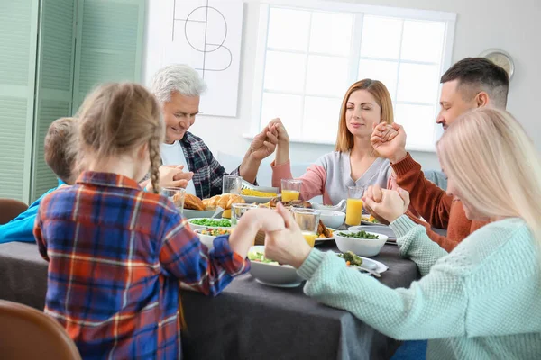 Familie Viert Thanksgiving Day Thuis — Stockfoto