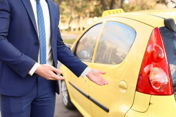 Taxista Masculino Invitando Pasajero — Foto de Stock