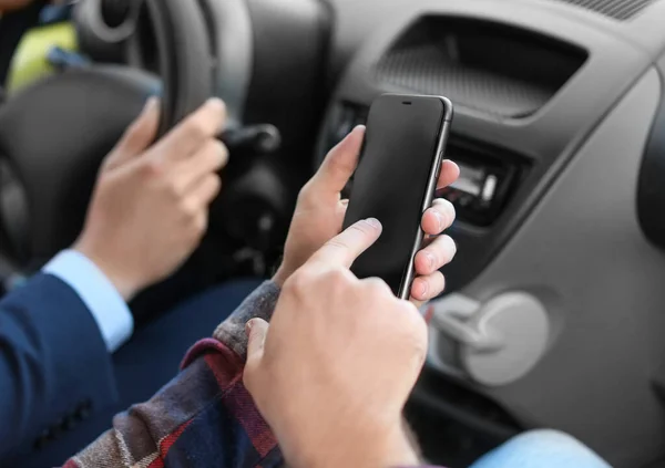 Homem Com Telefone Celular Viajando Táxi Close — Fotografia de Stock