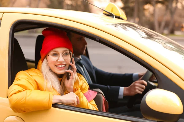 Młoda Kobieta Rozmawia Przez Telefon Podczas Podróży Taksówką — Zdjęcie stockowe