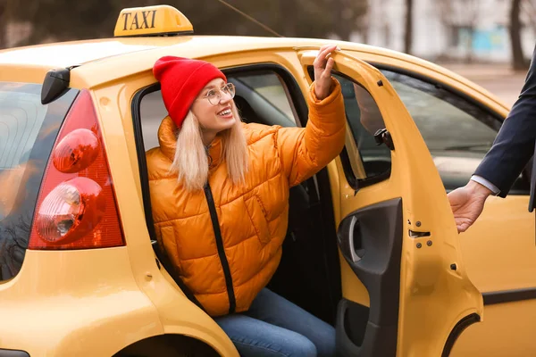 Водій Допомагає Молодій Жінці Вийти Таксі — стокове фото