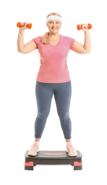 Deportiva Mujer Madura Entrenando Con Mancuernas Sobre Fondo Blanco — Foto de Stock