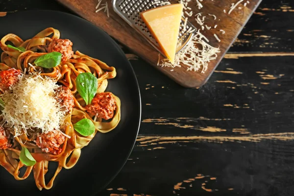 Bord Met Lekkere Pasta Kaas Donkere Tafel — Stockfoto