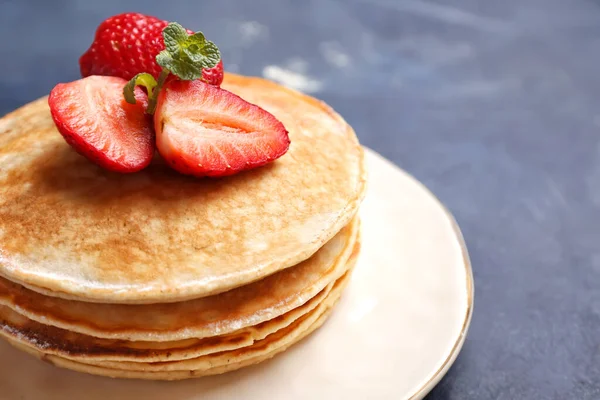 Tumpukan Pancake Manis Lezat Latar Belakang Gelap — Stok Foto