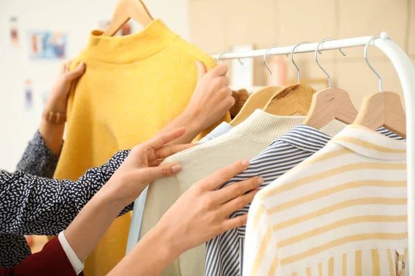 Female Clothes Stylist Client Working Office — Stock Photo, Image