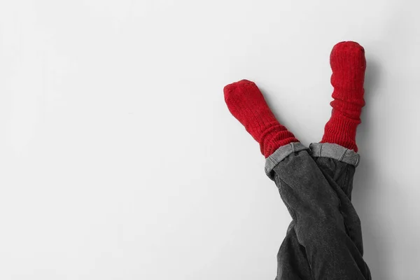 Piernas Niño Pequeño Calcetines Jeans Sobre Fondo Claro — Foto de Stock