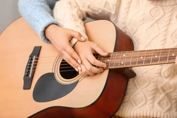 Privat Musiklärare Ger Gitarrlektioner Till Liten Pojke Hemma Närbild — Stockfoto