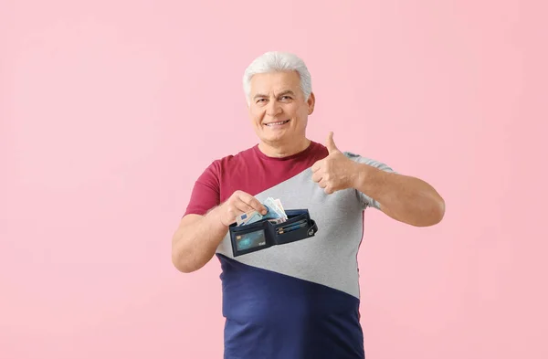 Senior Mann Mit Handtasche Auf Farbigem Hintergrund — Stockfoto