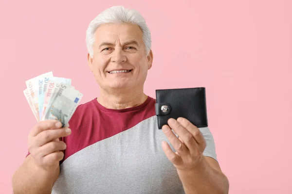 Çantası Parası Olan Yaşlı Bir Adam — Stok fotoğraf