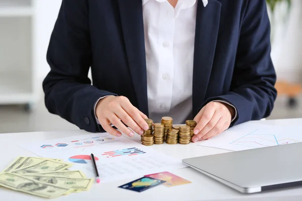 Bank Manager Med Mynt Bordet Närbild — Stockfoto