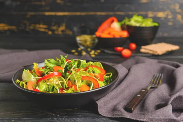 Schaal Met Lekkere Salade Donkere Tafel — Stockfoto