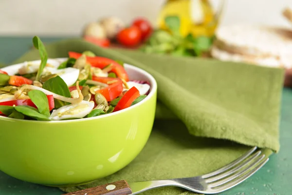 Tigela Com Salada Saborosa Mesa — Fotografia de Stock