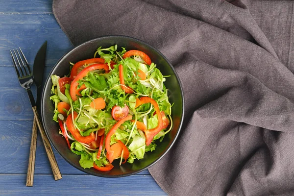Schüssel Mit Leckerem Salat Auf Dem Tisch — Stockfoto