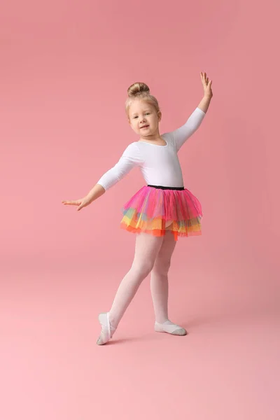 Niedliche Kleine Ballerina Auf Farbigem Hintergrund — Stockfoto