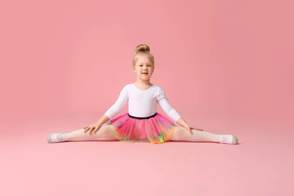 Niedliche Kleine Ballerina Auf Farbigem Hintergrund — Stockfoto