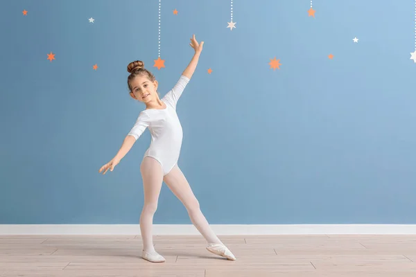 Balerina Kecil Yang Lucu Dekat Dinding Warna — Stok Foto