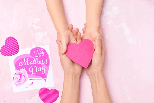 Mãos Criança Mãe Com Coração Cartão Saudação Para Dia Das — Fotografia de Stock