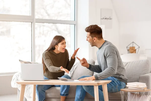 Junges Paar Streitet Sich Hause — Stockfoto