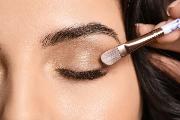 Hermosa Joven Aplicación Maquillaje Primer Plano — Foto de Stock