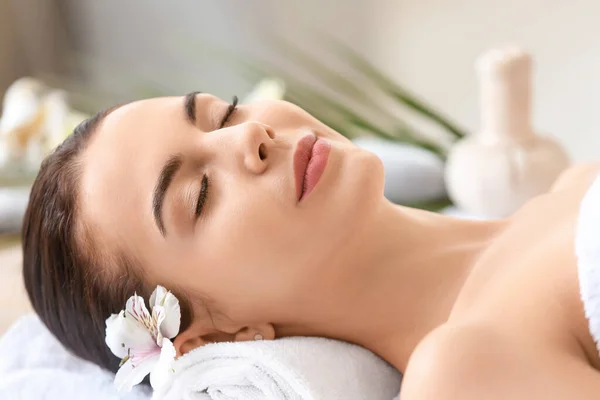 Frumoasa Femeie Tânără Relaxare Salon Spa — Fotografie, imagine de stoc