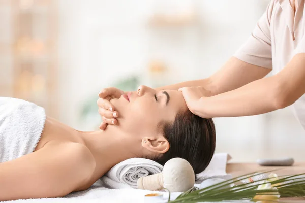 Mulher Bonita Recebendo Massagem Facial Salão Spa — Fotografia de Stock