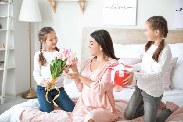 Kleine Mädchen Begrüßen Ihre Mutter Hause Mit Muttertag — Stockfoto