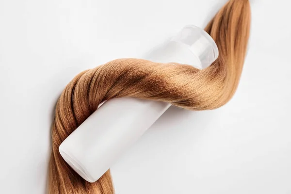 Flacone Shampoo Ciocca Capelli Sfondo Bianco — Foto Stock